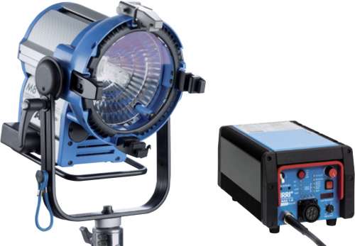 M40 EB MAX Set
1 x L1.37400.B M40, blue/silver
1 x L2.0016746 EB MAX 2.5/4 with ALF, CCL, DMX, AutoScan
1 x L2.41200.0 4-leaf barndoor, True Blue (413 mm / 16.3")
1 x L2.37305.0 Spill Rings (400 mm / 15.8")
1 x L2.75620.0 Head-to-Ballast cable 2500/4000 W, 7 m