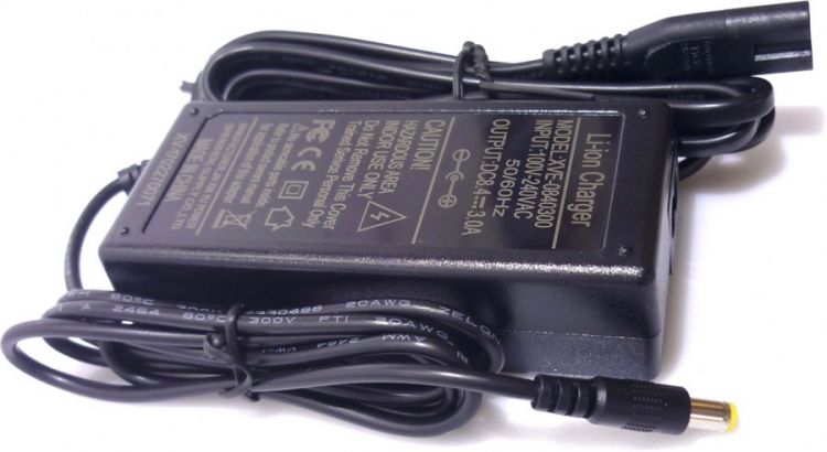 Ladegerät AKKU UP-1 QCL Flex Spot QuickDMX (8,4V/3A)
