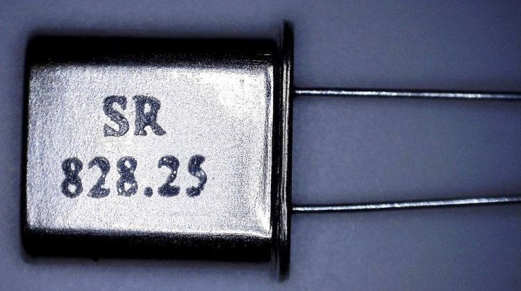 Quarz 828,250 MHz UHF-204 groß