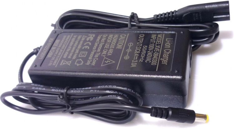 Ladegerät AKKU UP-1 QCL Flex Spot QuickDMX (8,4V/3A)